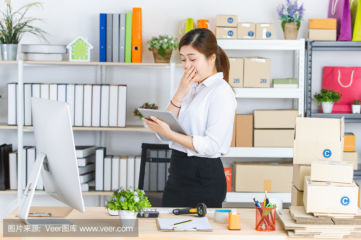 在創業辦公室工作的女商人。