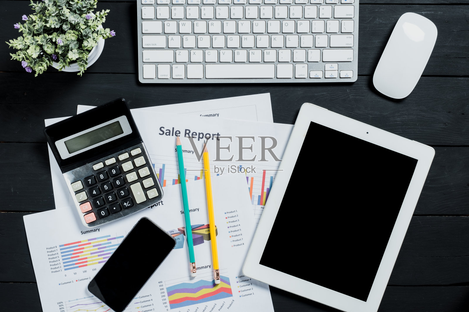 辦公用品,鍵盤,鼠標(biāo),智能手機(jī),鉛筆,計算器,平板電腦和商務(wù)文檔。俯視圖,平放